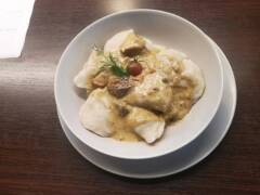 Pierogi z kaszą gryczaną i mięsem z sosem z grzyb&oacute;w leśnych